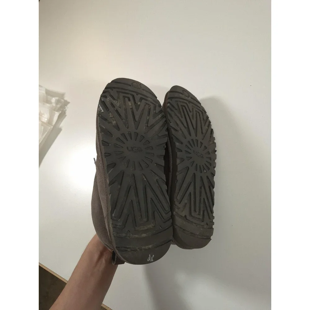 UGG logo feature